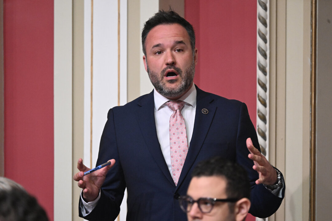 Cover image for CAQ Minister Apologizes, Is Booted From Caucus After Attending PQ Election Party