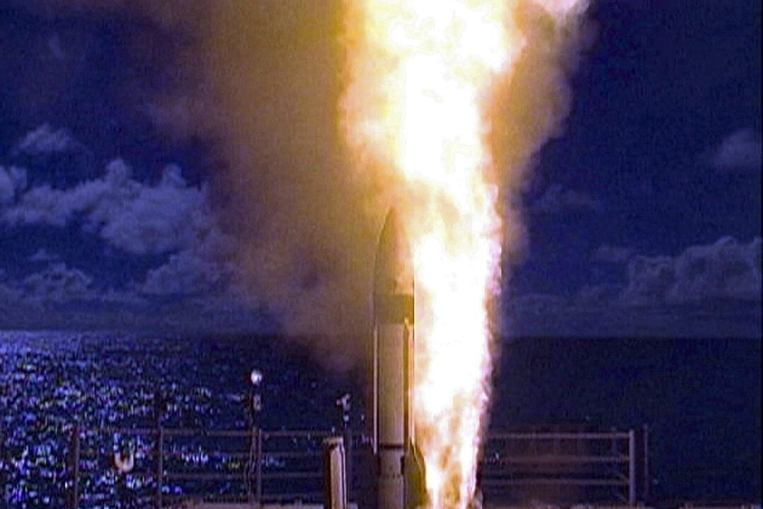 Cover image for Pentagon Awards Raytheon $6.3 Billion Missile Interceptor Contract