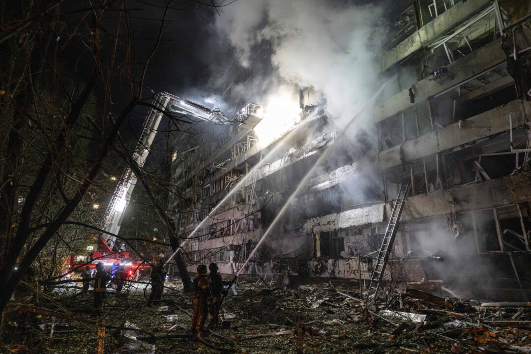 Day in Photos: Missile Fire in Kyiv, Vietnam Honors Soldiers, and Germany’s Apple Cabinet Tradition