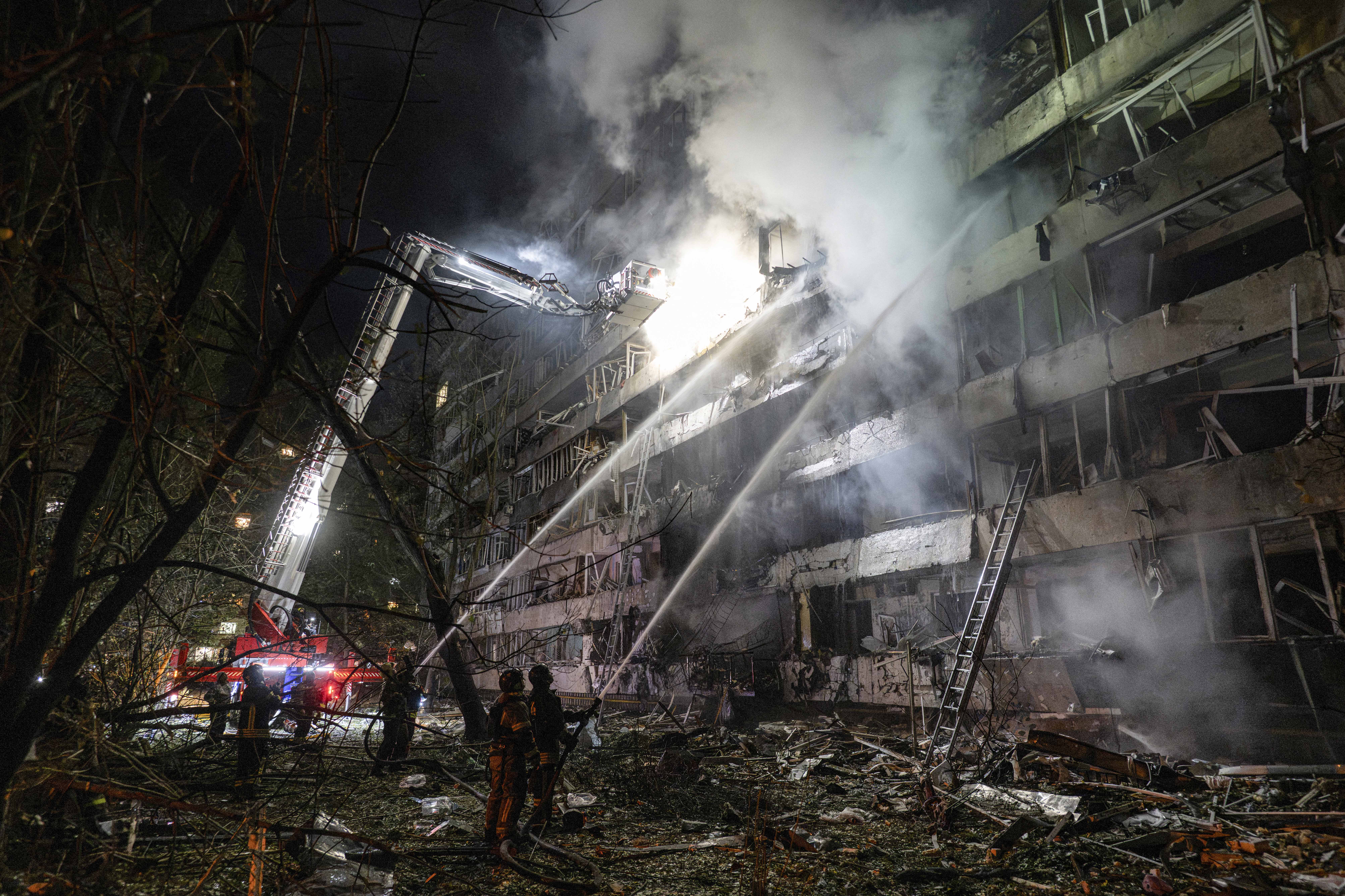  Missile Fire in Kyiv, Vietnam Honors Soldiers, and Germany’s Apple Cabinet Tradition