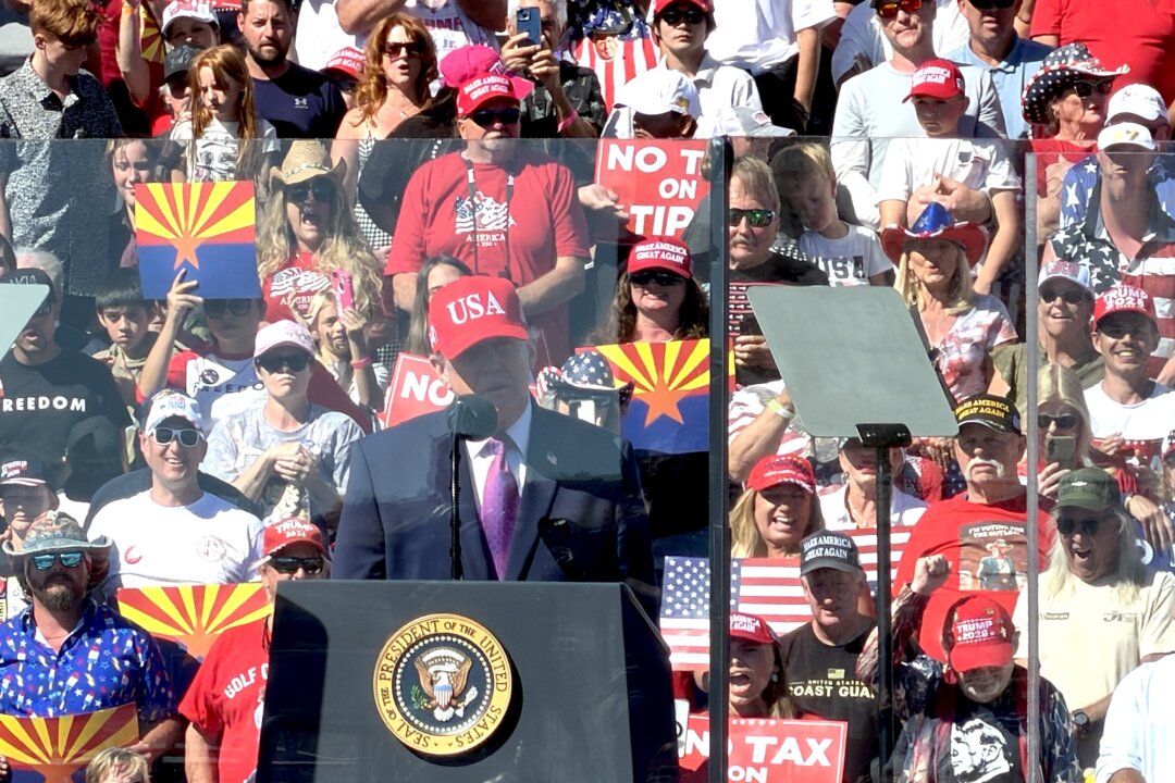 Trump Backs Arizona GOP Candidates, Criticizes Hobbs at Bullhead City Rally