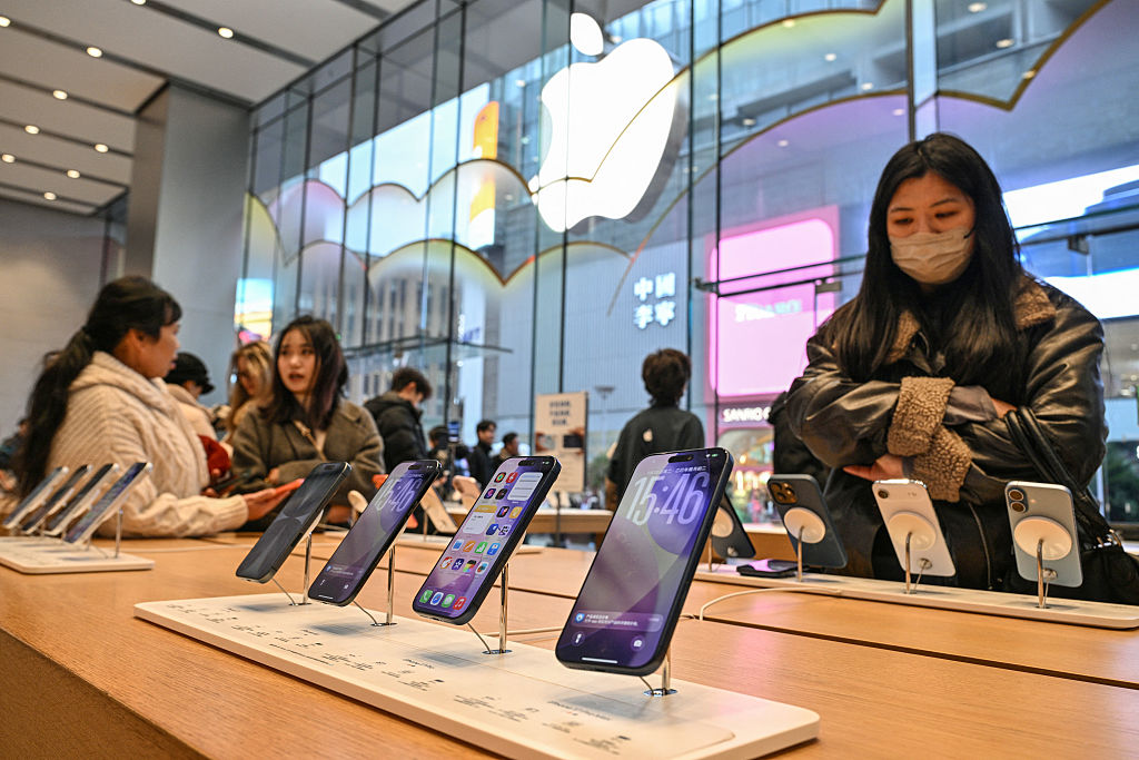 China Clears Apple’s AI Rollout With Alibaba’s Models Built In