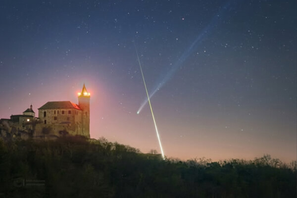 Photographer Captures One-of-a-Kind Shot as Meteor Crosses a Comet Tail Above 15th-Century Castle