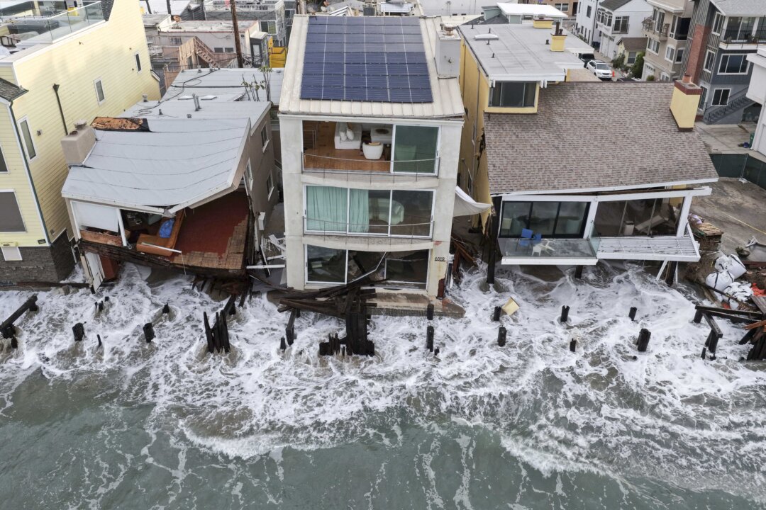 America in Photos: High Tide in Long Beach, Midterm Elections, and US Grand Prix