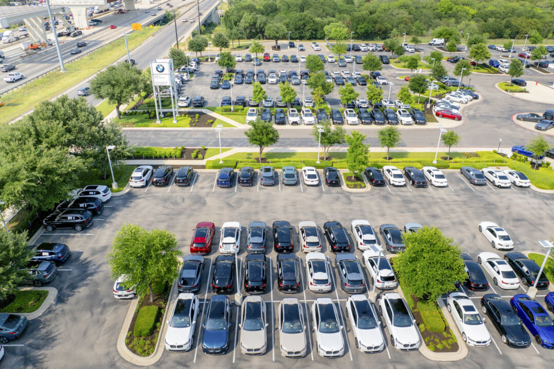 Nearly 3 in 10 New-Car Trade-Ins Are Underwater, Edmunds Finds