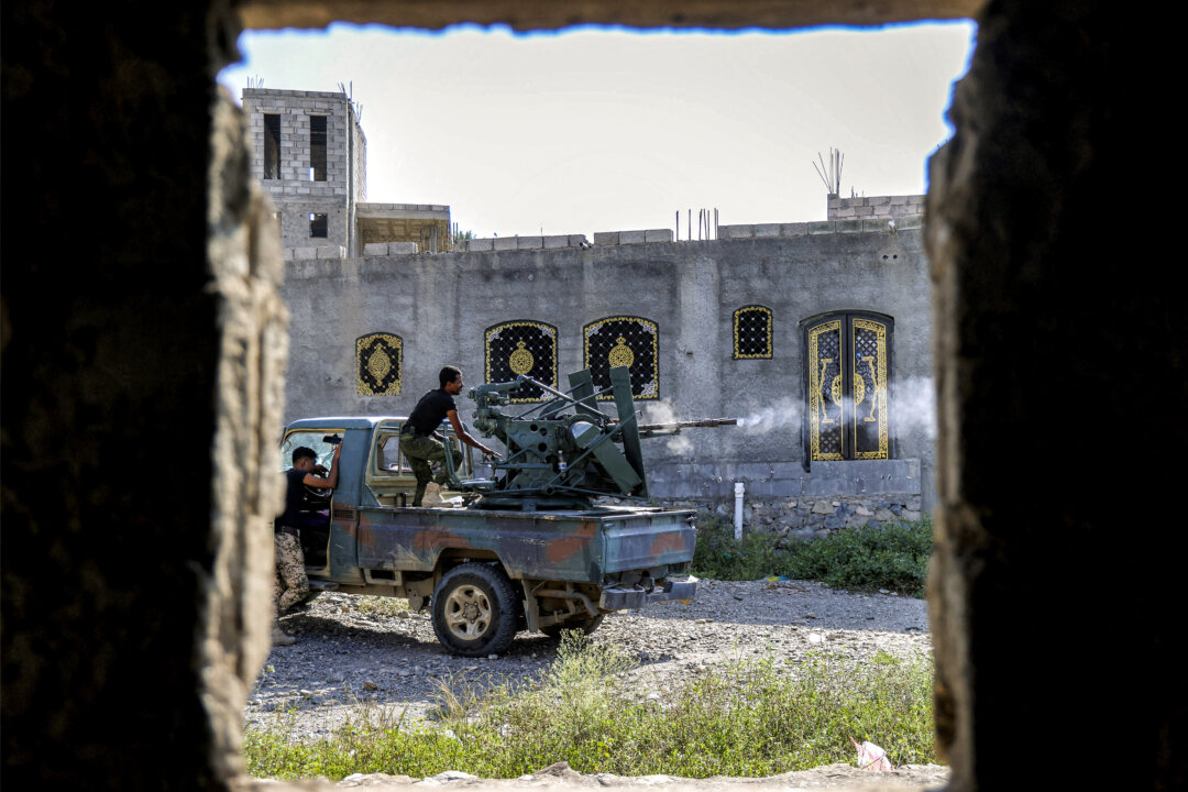 Day in Photos: Yemen Front Line Fighting, Special Forces Summit, and Storm Waves in Sri Lanka