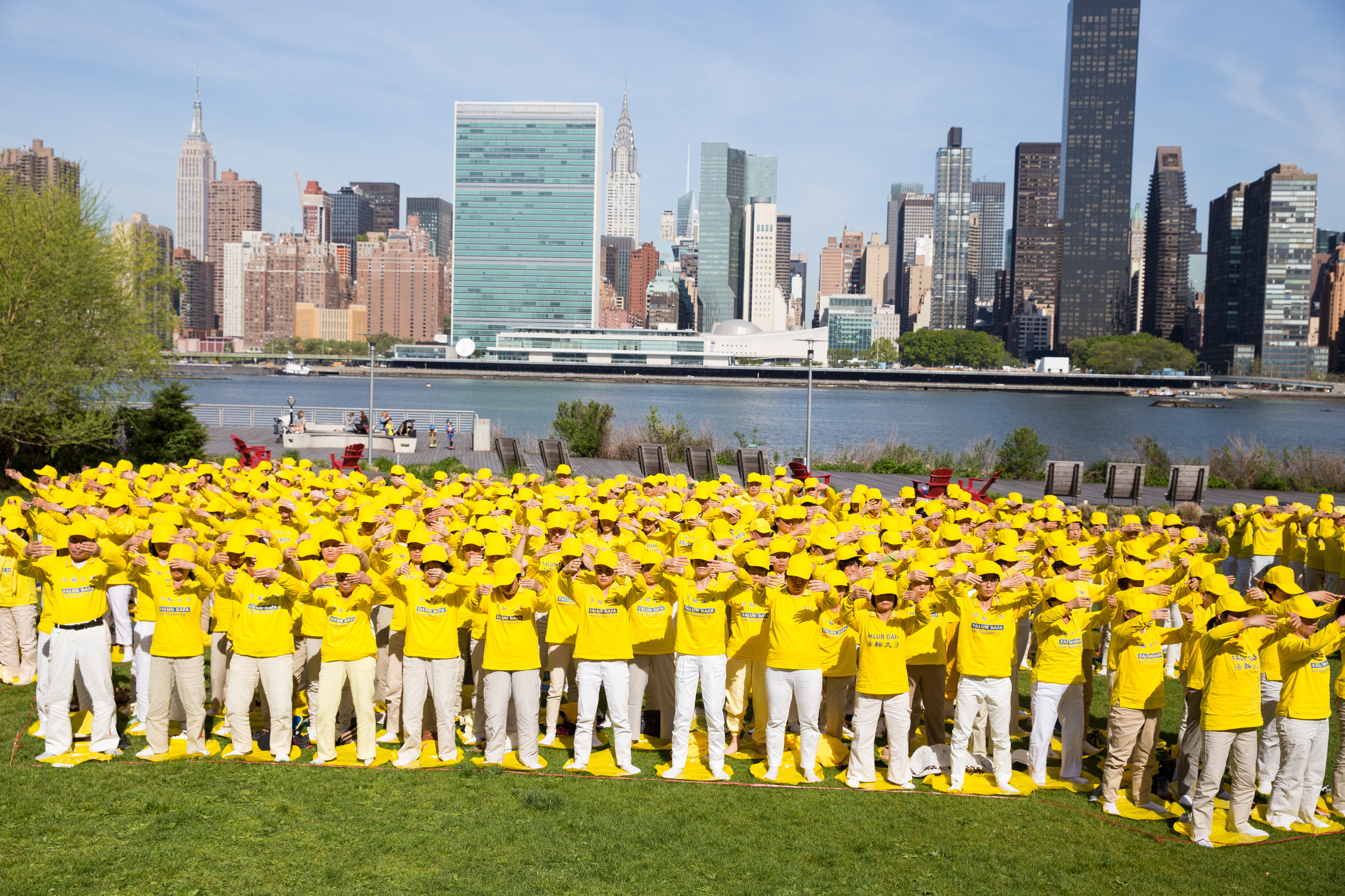 Over a thousand Falun Gong practitioners from New York, Taiwan, and other Asian countries form the Chinese characters for "Falun Dafa" at Gantry Plaza State Park on May 12, 2016. (Larry Dye/Epoch Times)