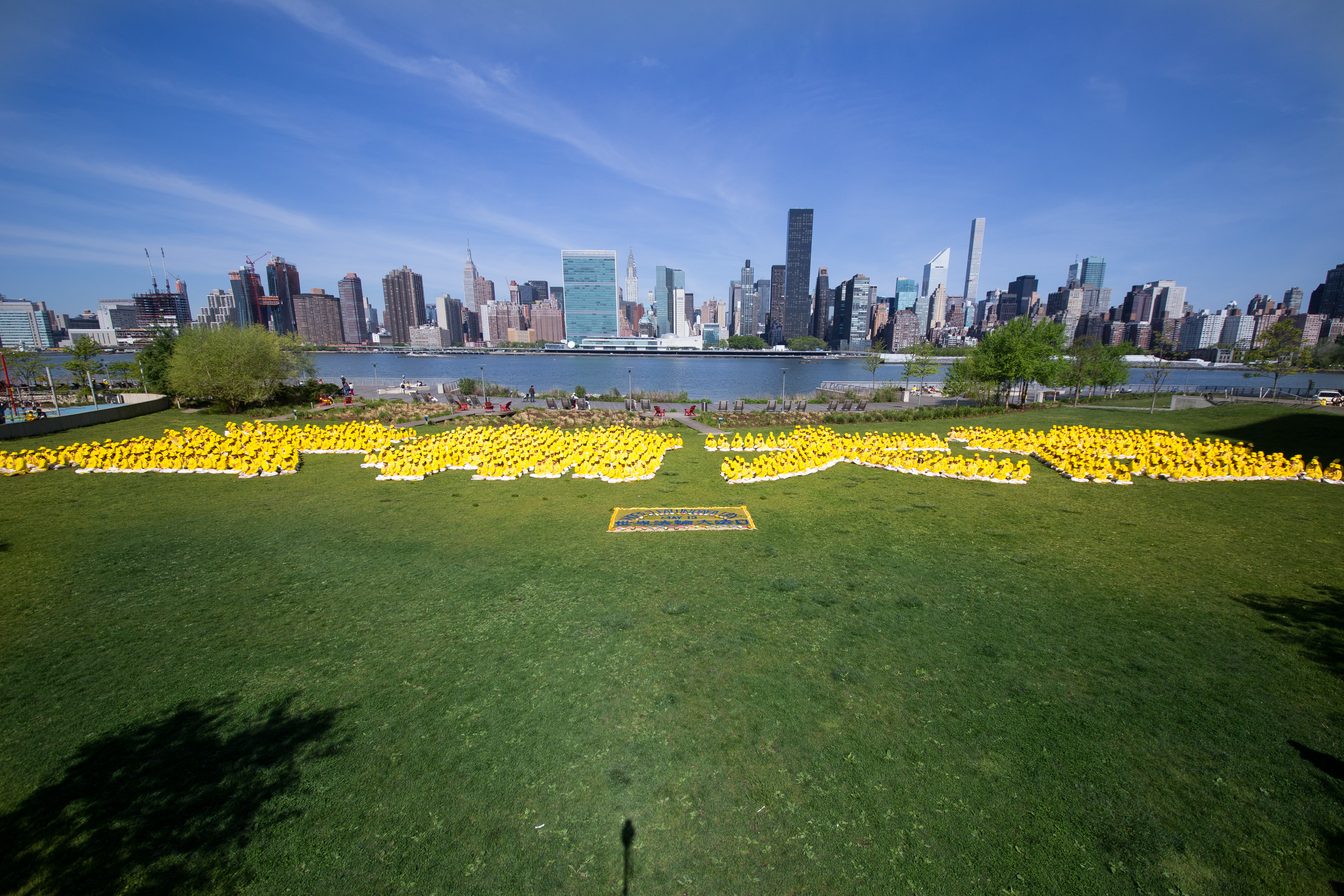 Over a thousand Falun Gong practitioners from New York, Taiwan, and other Asian countries form the Chinese characters for "Falun Dafa" at Gantry Plaza State Park on May 12, 2016. (Larry Dye/Epoch Times)