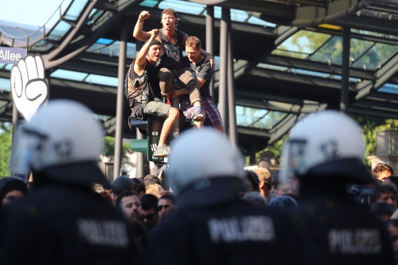 Protesters shout at the front of the German riot police during demonstrations at the G20 summit in Hamburg, Germany, July 8, 2017. (Reuters/Kai Pfaffenbach)