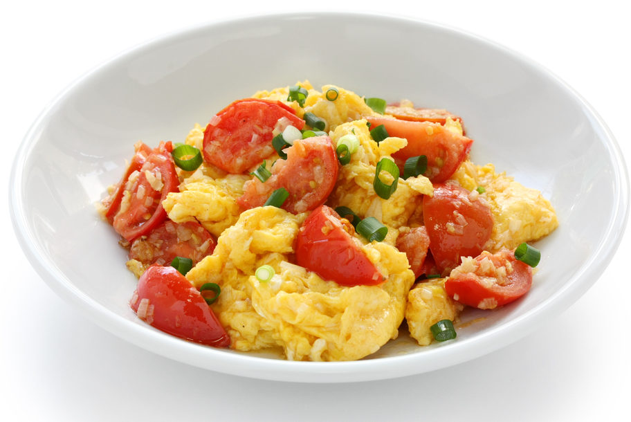 Adding a tomato dish to dinner, such as tomato scrambled eggs, can strengthen your metabolism and help you lose weight. (Shutterstock)