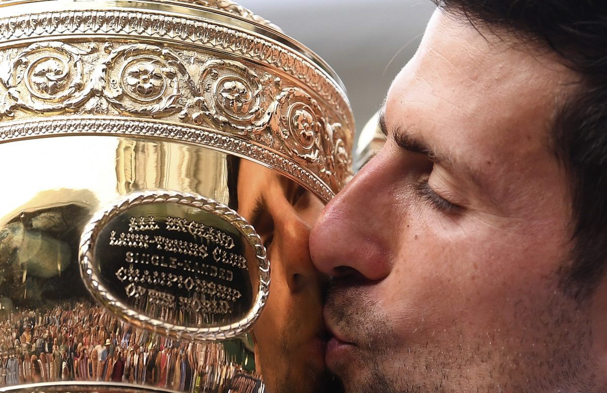 novak kisses trophy