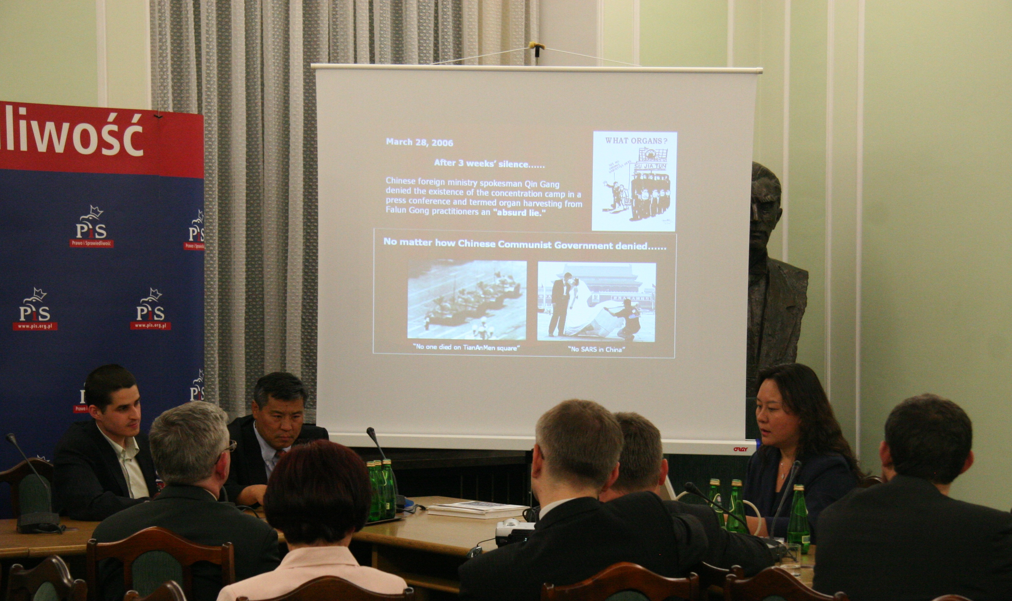 INTERESTED: Dr. Jianmei Yu speaks to a captivated audience of over 20 Polish congressmen and senators at the "Law and Justice" Party club in the Sejm, the Polish Parliament in Warsaw, Poland on May 9, 2006. (Jan Jekielek/The Epoch Times)