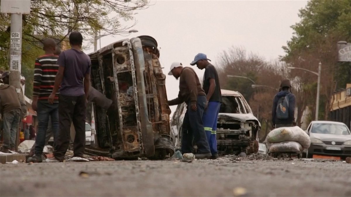 Nigerians flee South Africa 5